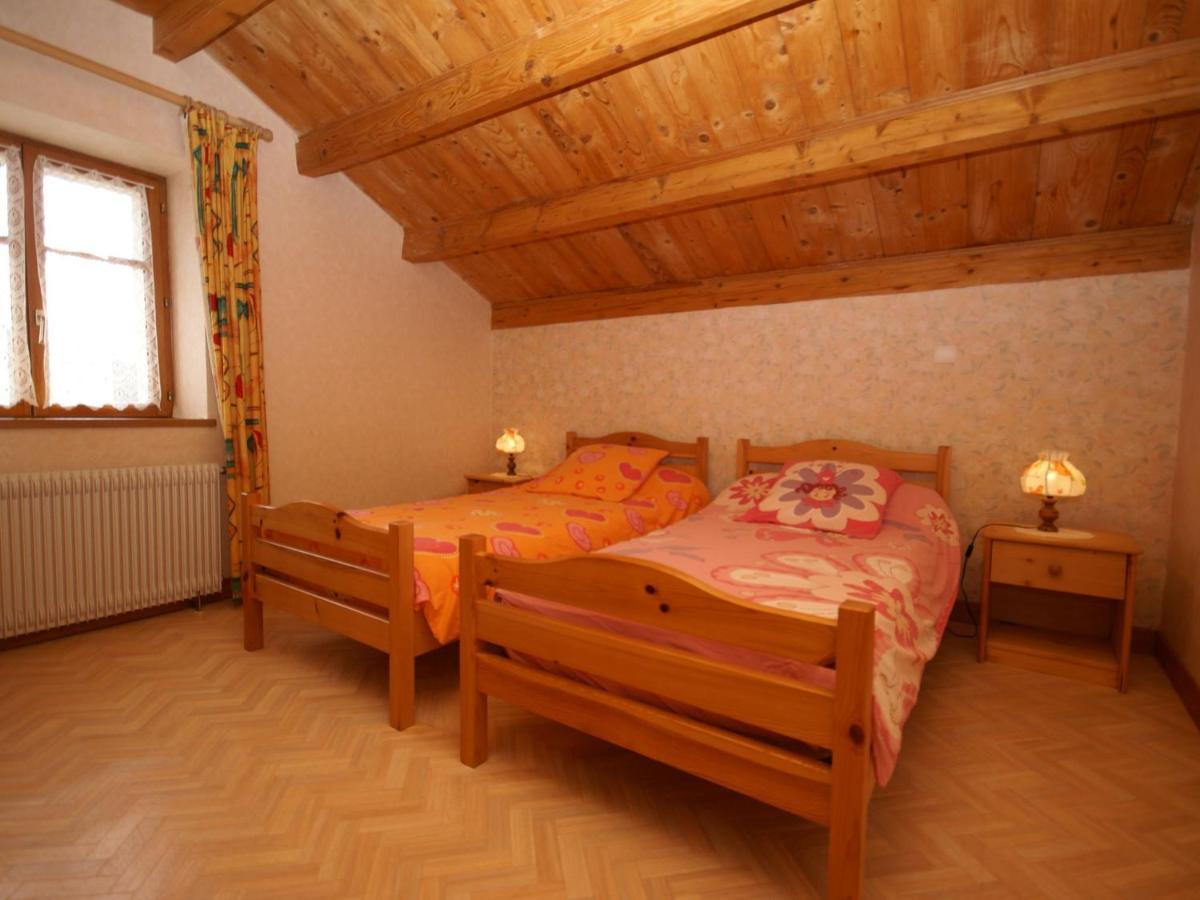 Spacious Holiday Home Near The Forest Esmoulieres Exteriör bild